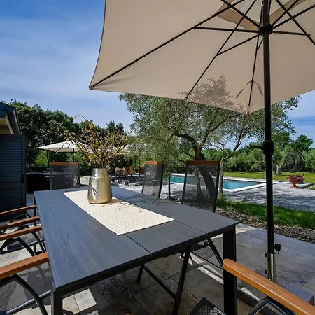 Radiant And Secluded With Pool - Three Bedroom With Pool