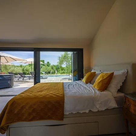 Radiant And Secluded With Pool - Three Bedroom With Pool Vila *