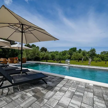 Vila Radiant And Secluded With Pool - Three Bedroom With Pool