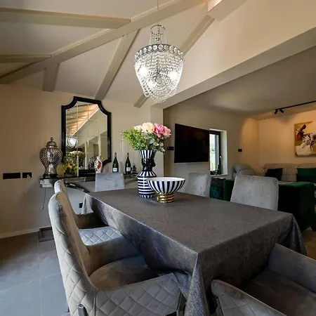 Radiant And Secluded With Pool - Three Bedroom With Pool *