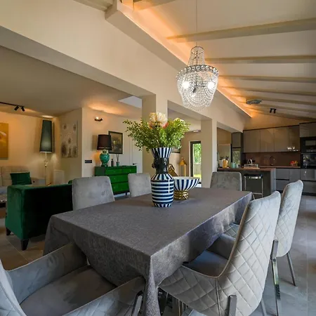 Vila Radiant And Secluded With Pool - Three Bedroom With Pool *