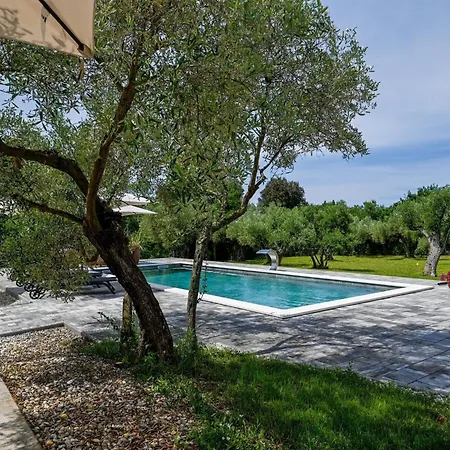 Vila Radiant And Secluded With Pool - Three Bedroom With Pool
