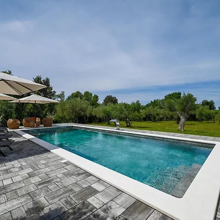 Radiant And Secluded With Pool - Three Bedroom With Pool