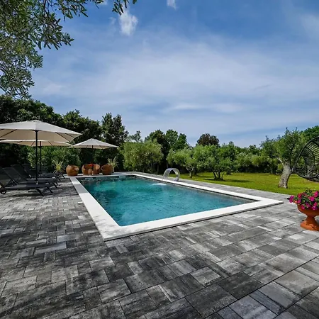 Vila Radiant And Secluded With Pool - Three Bedroom With Pool *